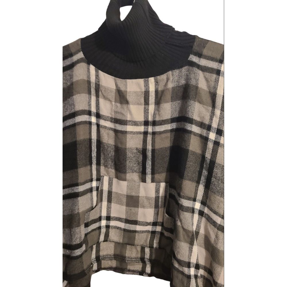 Steve Madden poncho Black neck, gray,white black pocket in front.